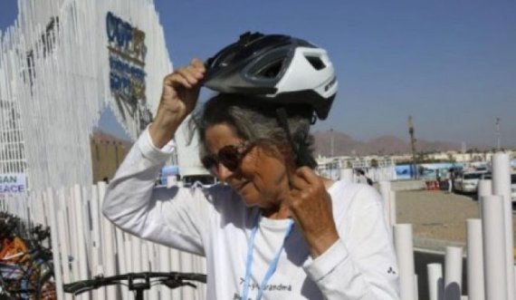 72-vjeçarja kalon 17 vende me biçikletë për këtë arsye