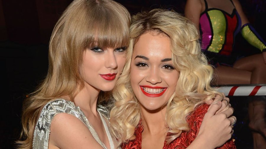 Taylor Swift bën një paraqitje befasuese në MTV EMA 2022 së bashku me prezantuesit Rita Ora dhe Taika Waititi