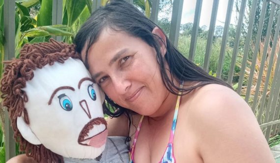 Gruaja që u martua me një kukull prej lecke thotë se marrëdhënia është 'varur në fije' pasi ai 'mashtroi'