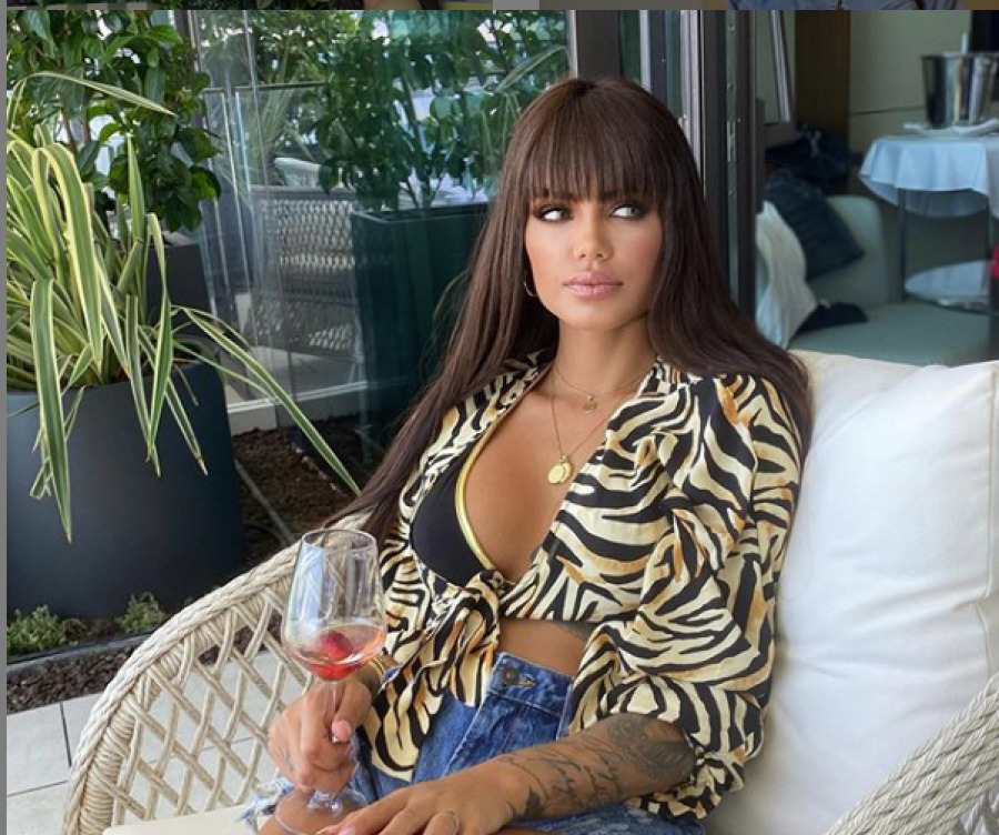 Morena Taraku shkëlqen me fustanin transparent në Dubai