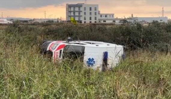 Ambulanca humbet kontrollin dhe përmbyset, lëndohen katër persona
