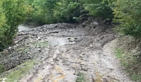 Reshjet e shiut, bllokime rrugësh, disa fshatra pa energji