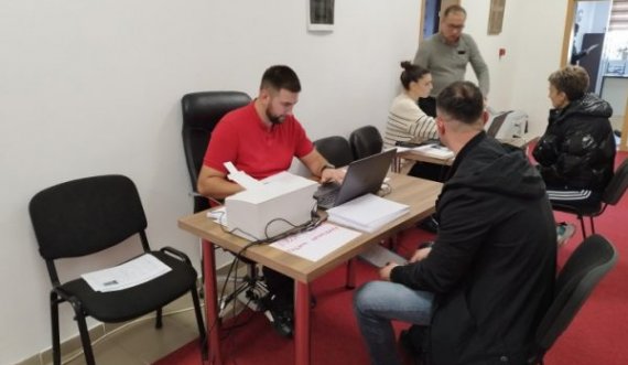 Serbia nënshkruan kontrata me të larguarit nga institucionet e Kosovës