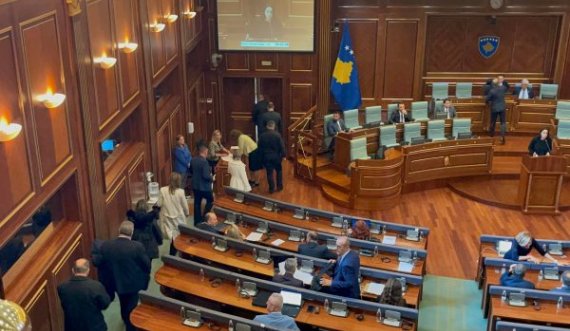 Betohen deputetët e rinj të Listës Serbe, menjëherë e lëshuan sallën