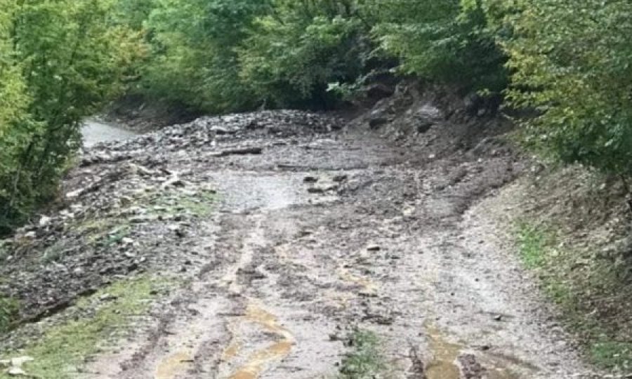 Reshjet e shiut, bllokime rrugësh, disa fshatra pa energji