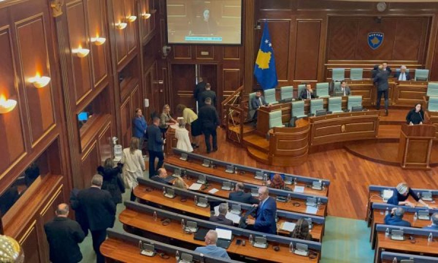 Betohen deputetët e rinj të Listës Serbe, menjëherë e lëshuan sallën