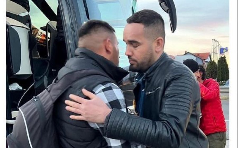 Vazhdon largimi i rinisë nga Kosova: Vëllai e përcjell i mërzitur vëllain, para tij i kishte përcjellë edhe 5 vëllezërit të tjerë
