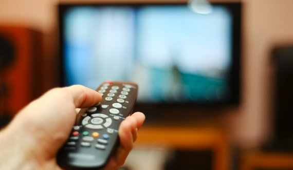 Mediat dhe Politika: Pse ka kaq shumë manipulime dhe propagandë në mediat shqiptare?