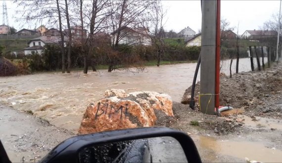 Në rajonin e Dukagjinit paralajmërohen vërshime të shpejta, mund të shkaktojnë vështirësi dhe probleme