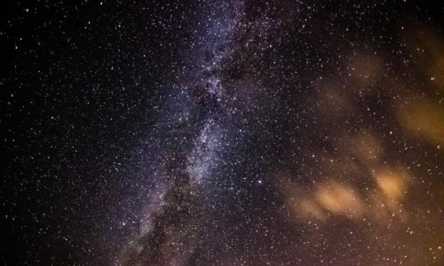 Pse universi përmban më shumë materie sesa antimaterie?