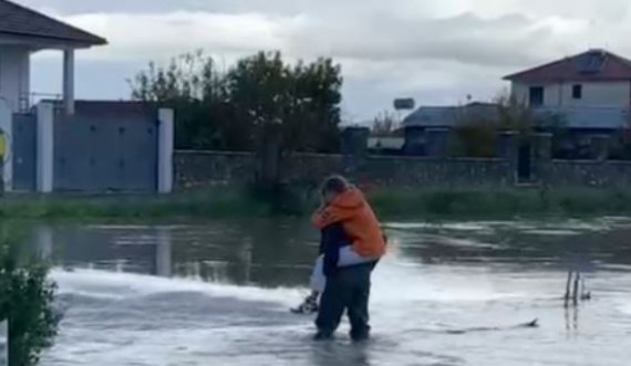 Rrugët kthehen në lumenj , banori hero vë fëmijët në shpinë dhe i dërgon në shkollë