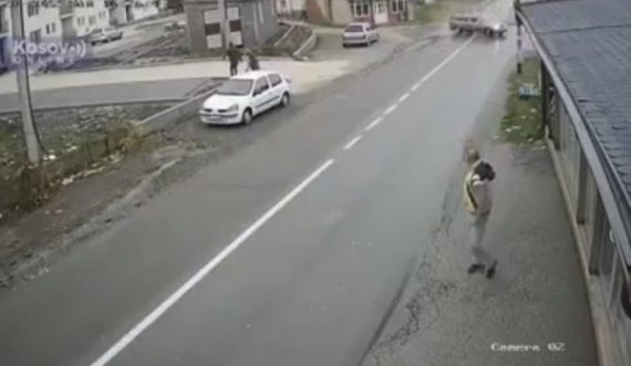 Aksident i rëndë në Zveçan: Vetura përplaset me shpejtësi të madhe në një shtyllë dhe në një ndërtesë