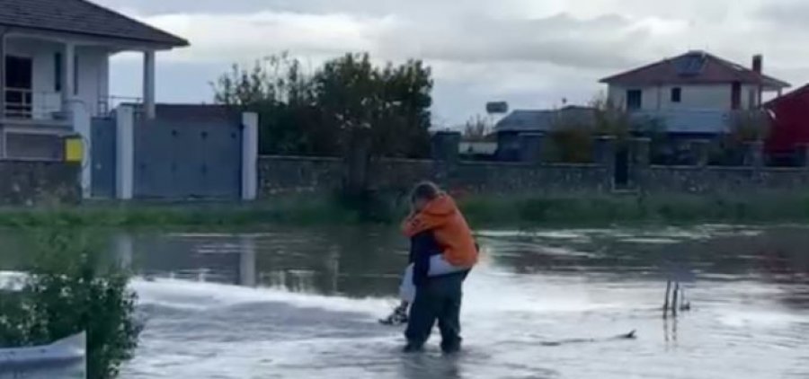 Rrugët kthehen në lumenj , banori hero vë fëmijët në shpinë dhe i dërgon në shkollë