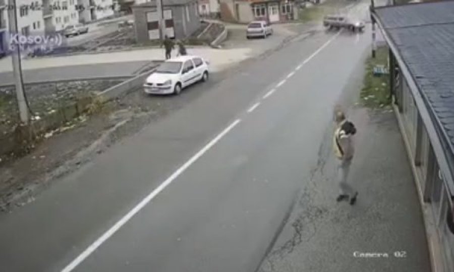 Aksident i rëndë në Zveçan: Vetura përplaset me shpejtësi të madhe në një shtyllë dhe në një ndërtesë