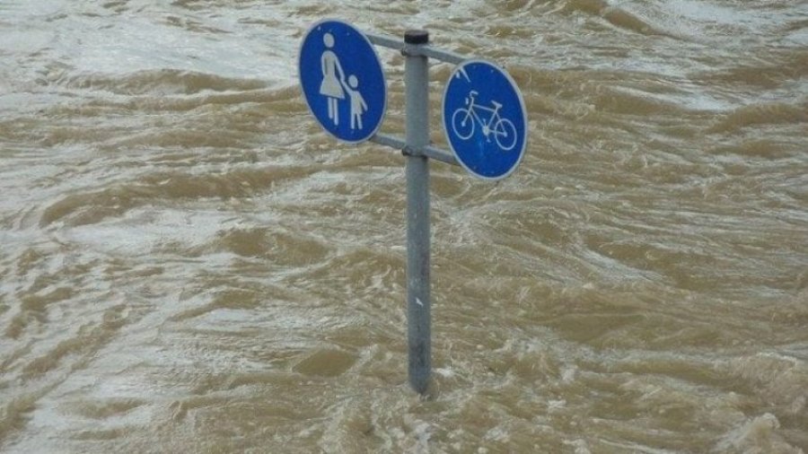 Edhe në Vushtrri reshje të mëdha të shiut, shpallet gjendje emergjente