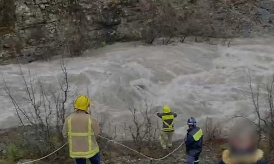 I mori rrjedha e ujit, del fotoja e babë e djalë, vajza shpëton mrekullisht