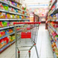 Ky vend detyron supermarketet të dhurojnë ushqimin e pashitur për njerëzit në nevojë