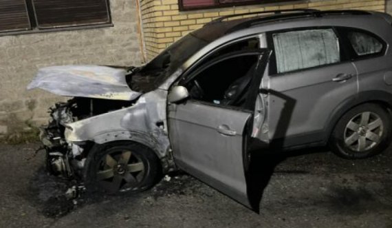 Në veri të Mitrovicës digjet edhe një veturë me targa serbe 