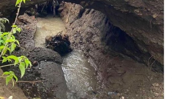 Ndalohet qarkullimi në rrugën Ujz-Rogovë të Gjakovës, dëmtohet ura