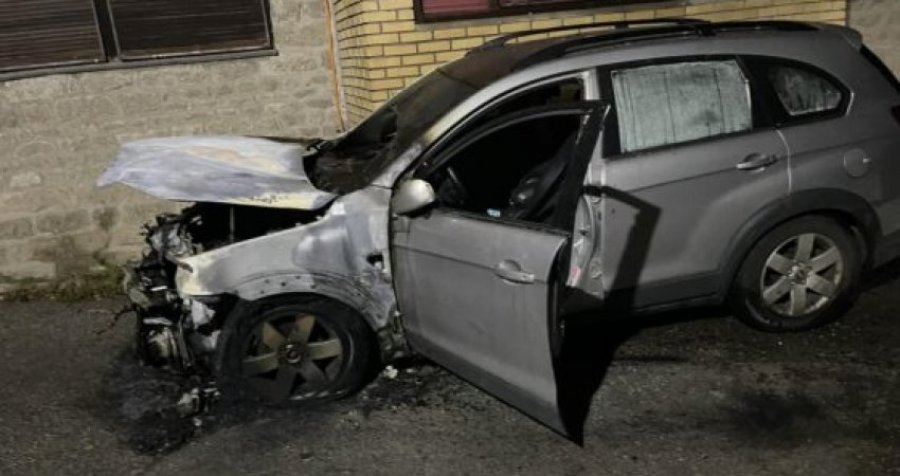 Në veri të Mitrovicës digjet edhe një veturë me targa serbe 