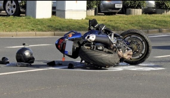 Ishte duke udhëtuar me motor, 22-vjeçari përplaset nga një “Audi”