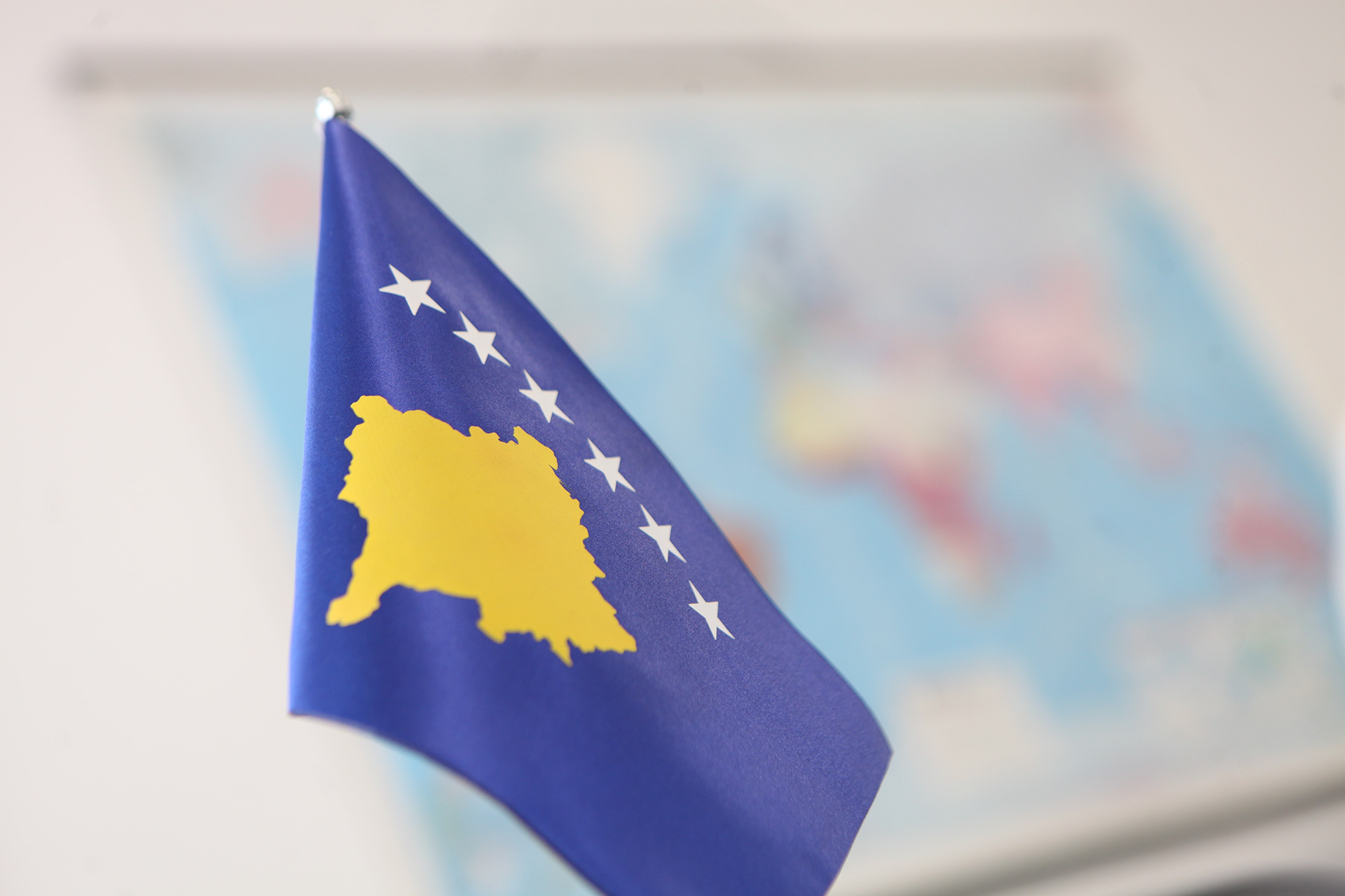 Cilat janë praktikat e autoritet në politikën krahasuese në Kosovë