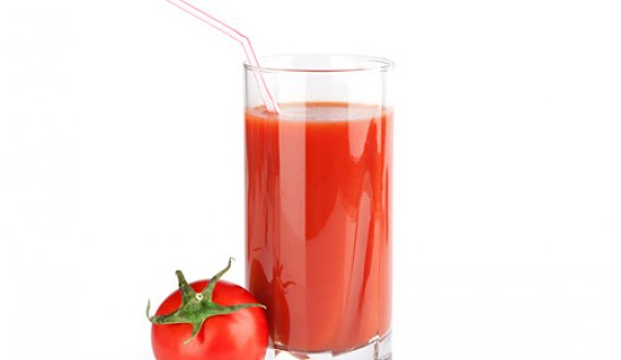 Lëngu i domateve zbut simptomat e menopauzës