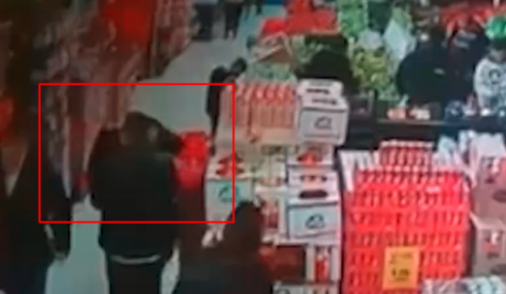  Punëtori i marketit ia kafshon veshin me dhëmbë konsumatorit në Fushë-Kosovë