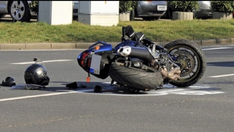 Vetura përplaset me motorin, shoferi niset me urgjencë drejt spitalit