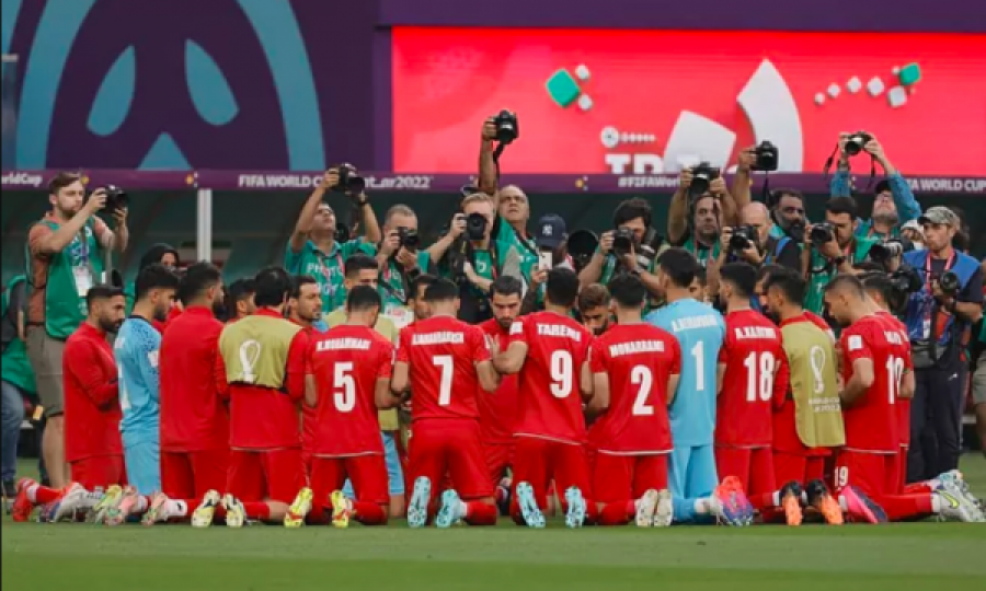 Futbollistët e Iranit në luftë me shtetin: Kundërshtuan ta këndojnë edhe himnin e tyre në Botërorin e Katarit 