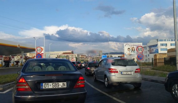 Në Veternik vetura lihet në “ler”, përfundon në mes të rrugës ku qarkullojnë veturat