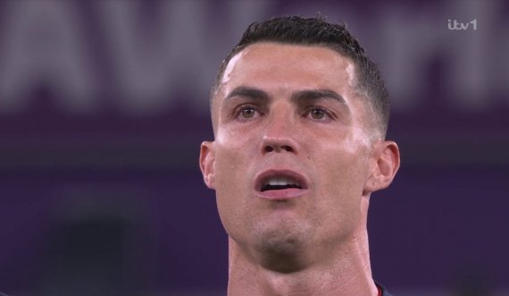 Ronaldo qan gjatë intonimit të himnit të Portugalisë