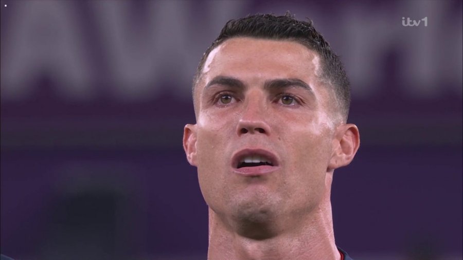 Ronaldo qan gjatë intonimit të himnit të Portugalisë
