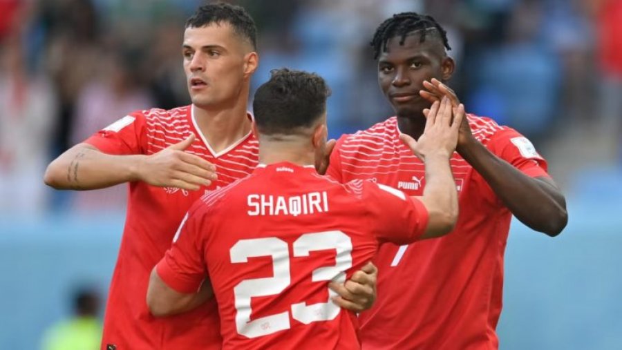 Zvicra me futbollistët shqiptarë e fillon për mrekulli Kupën e Botës, mposhtet  Kamerunin me asistimin e Xherdan Shaqirit
