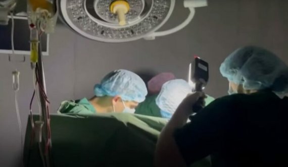 E pazakontë: Mjekët kryejnë operacion në zemër, pa drita
