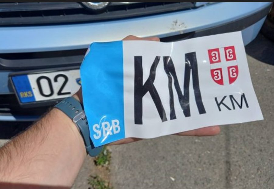 Serbët e Kosovës vazhdojnë t’i regjistrojnë veturat me targa “KM”