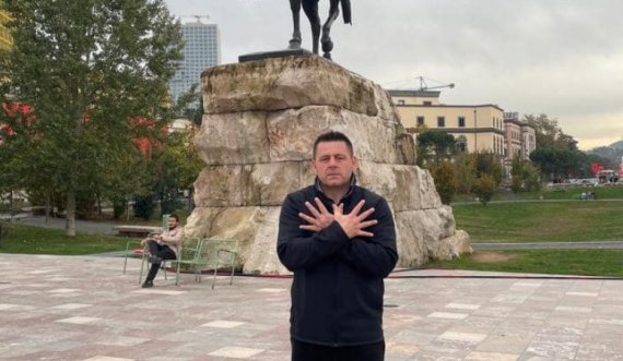 Bekë Berisha bënë shqiponjën me duar në Tiranë