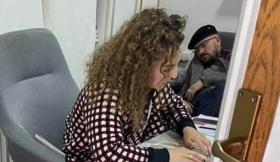 Në këtë gjendje, publikohet një fotografi e logopedit që u arrestua