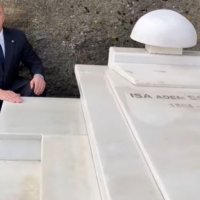 Ramush Haradinaj homazhe te varri i Isa Boletinit