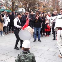 Kështu po festohet 28 nëntori në Prishtinë