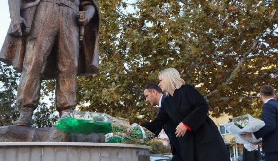 Glauk Konjufca e Lindita Nikolla bëjnë homazhe te busti i heroit Adem Jashari në Tiranë