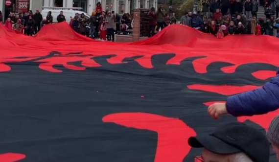 Në Prishtinë shpaloset flamuri gjigand kuq e zi