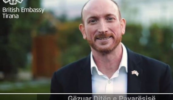 Ambasadori britanik uron në shqip: Gëzuar ditën e pavarësisë dhe ditën e çlirimit