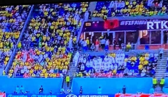 Flamuri shqiptar shfaqet në shkallët e stadiumit në Katar