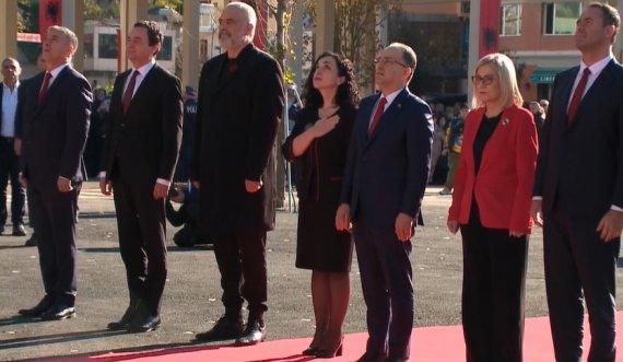 Shqipëria feston Pavarësinë, zhvillohet ceremonia e ngritjes së Flamurit në Vlorë! Rama krah Kurtit e Osmanit