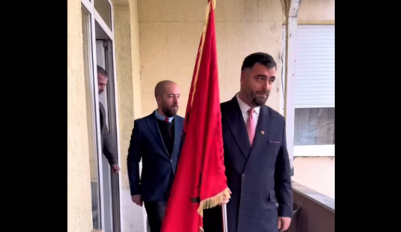 Shikoni momentin kur Ragmi Mustafi e vendos flamurin kuq e zi në objektin e Këshillit Kombëtar Shqiptar në Luginë