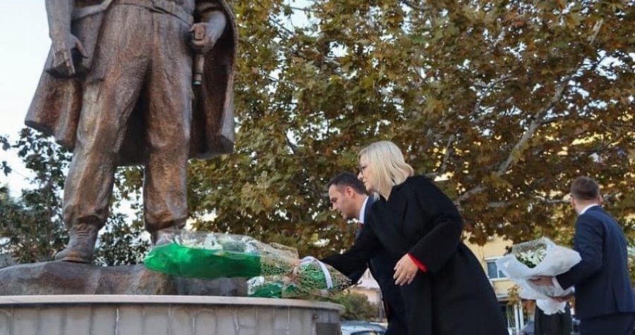 Glauk Konjufca e Lindita Nikolla bëjnë homazhe te busti i heroit Adem Jashari në Tiranë