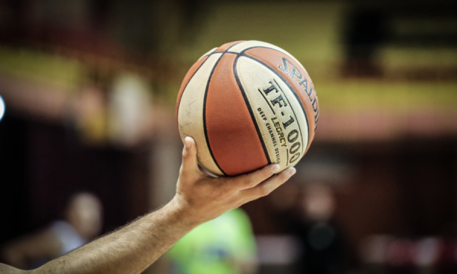 Sulmohen lojtarët e ekipit musafir pas një ndeshje basketbolli në Mitrovicë