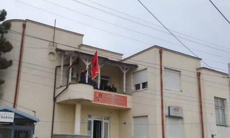 Ragmi Mustafi valëvit flamurin kuq e zi në Preshevë: Flamuri kombëtar shqiptar do të valojë në Luginë