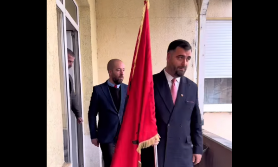 Shikoni momentin kur Ragmi Mustafi e vendos flamurin kuq e zi në objektin e Këshillit Kombëtar Shqiptar në Luginë